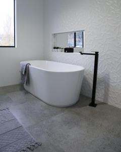 MB05 Matte Black Bath Mixer Eliza Hamilton @taslifewithmyboys-4